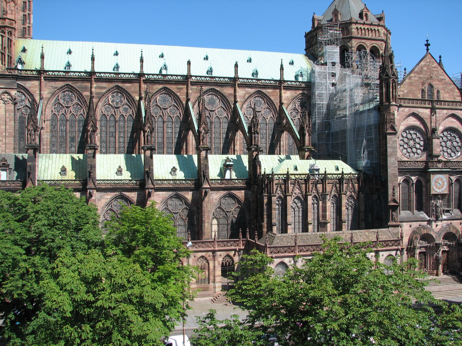 La façade ouest du bras sud du transept échafaudée, crédit, : F.OND, 2009
