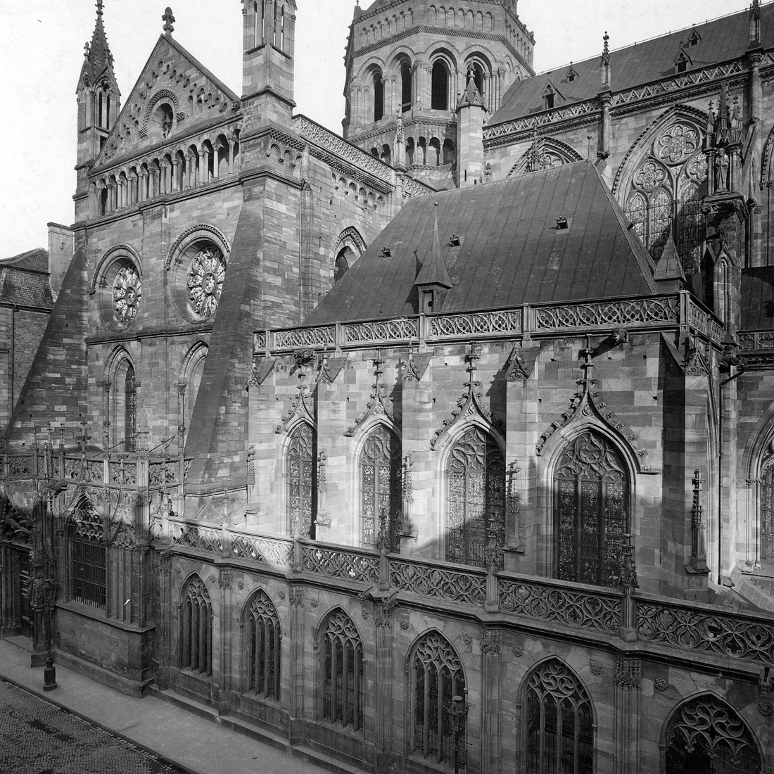Chapelle Saint-Laurent (ancienne chapelle Saint-Laurent, en bas à gauche), crédit : F.OND, Messbild-Anstalt de Berlin, 1897