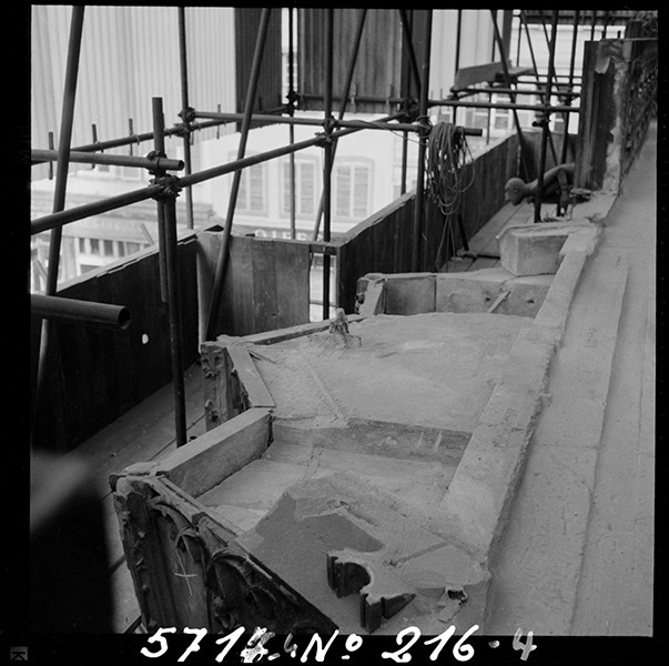 Vue sur le baldaquin après dépose de la balustrade, crédit : F.OND, 1987