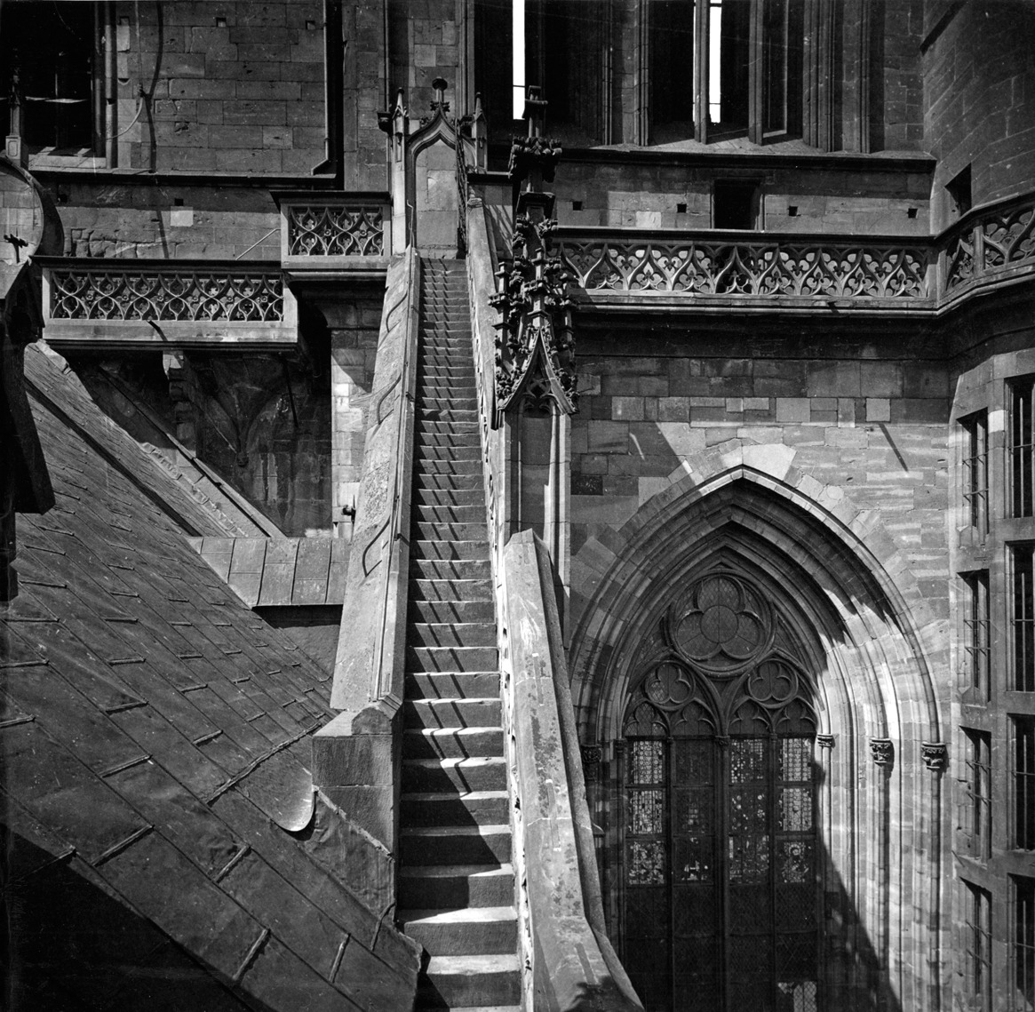 Photo Escalier situé entre la nef et le massif occidental (côté nord)