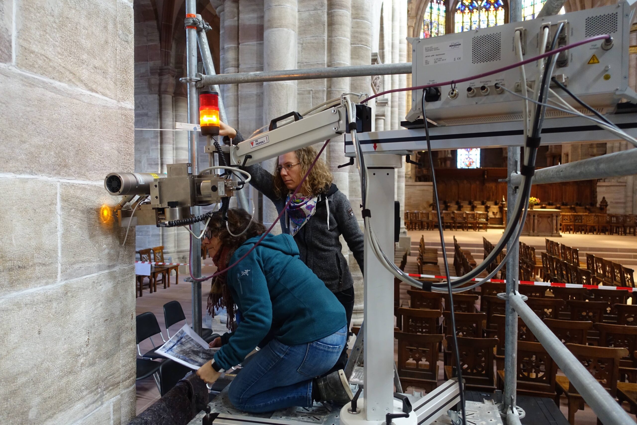 Inspection des polychromies aux rayons X à la cathédrale de Bâle, crédit : Münsterbauhütte Basel