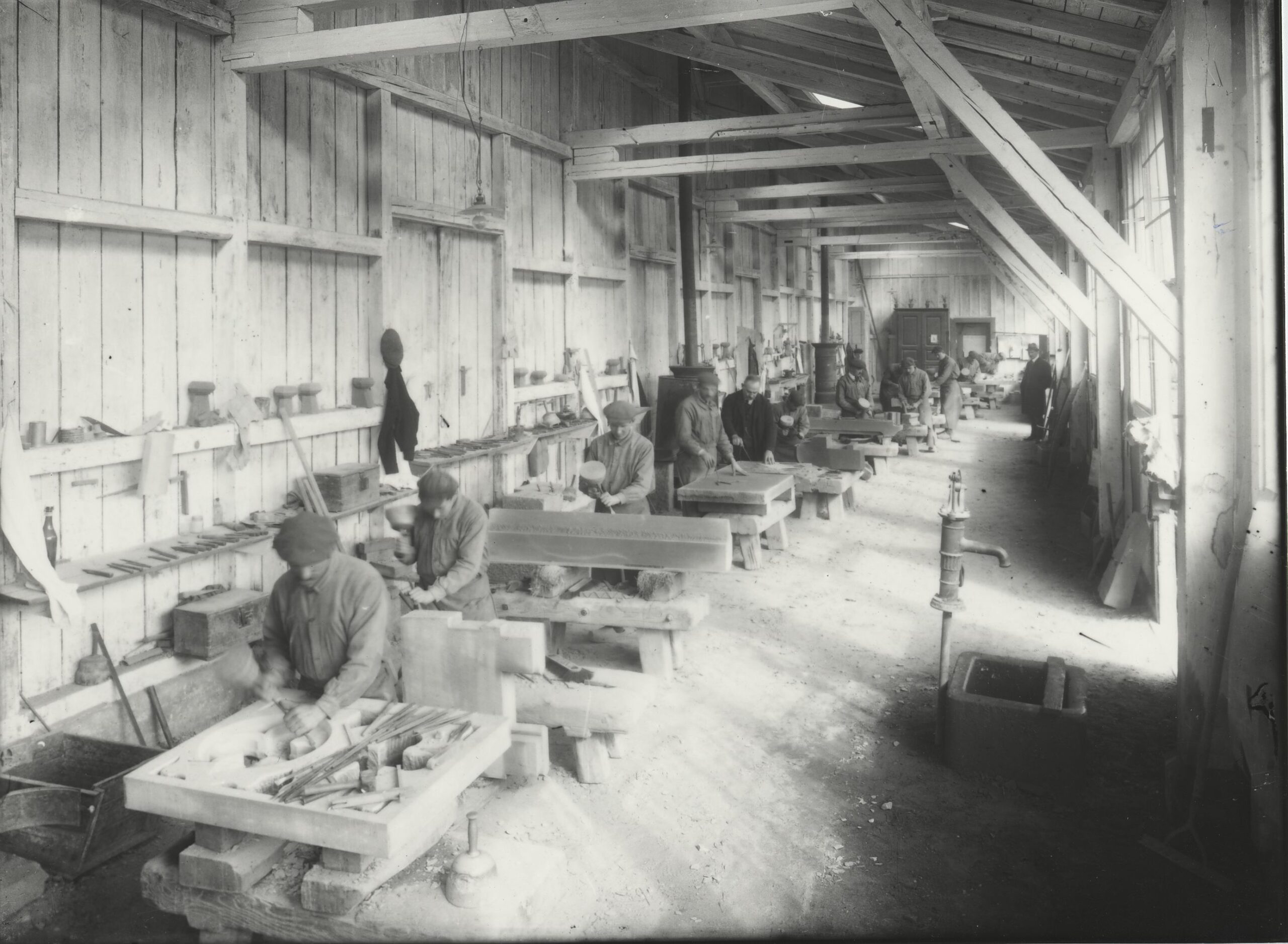 Atelier de la Fondation de l’Œuvre Notre-Dame, rue du Grand Couronné dans les années 1920, crédit : F.OND