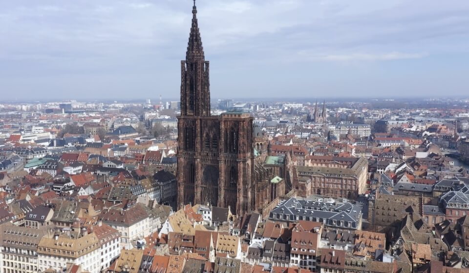 Vue aérienne de la partie haute de la cathédrale notre dame de Strasbourg