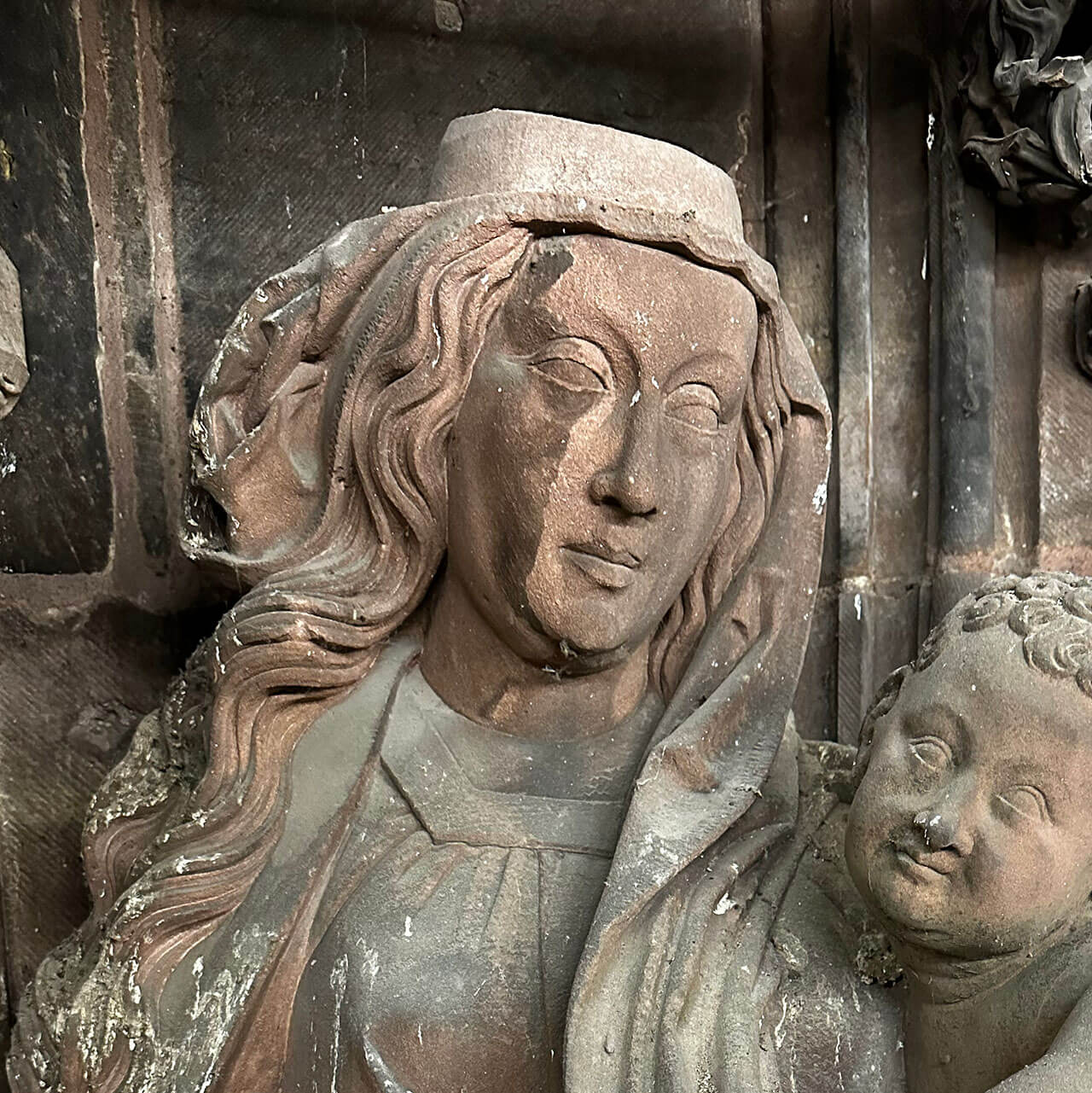 Vierge à l’Enfant, la couronne a disparu (la partie restante, très altérée, a été déposée) avec dépôts et croûtes noires salines, crédit : F.OND, 2023