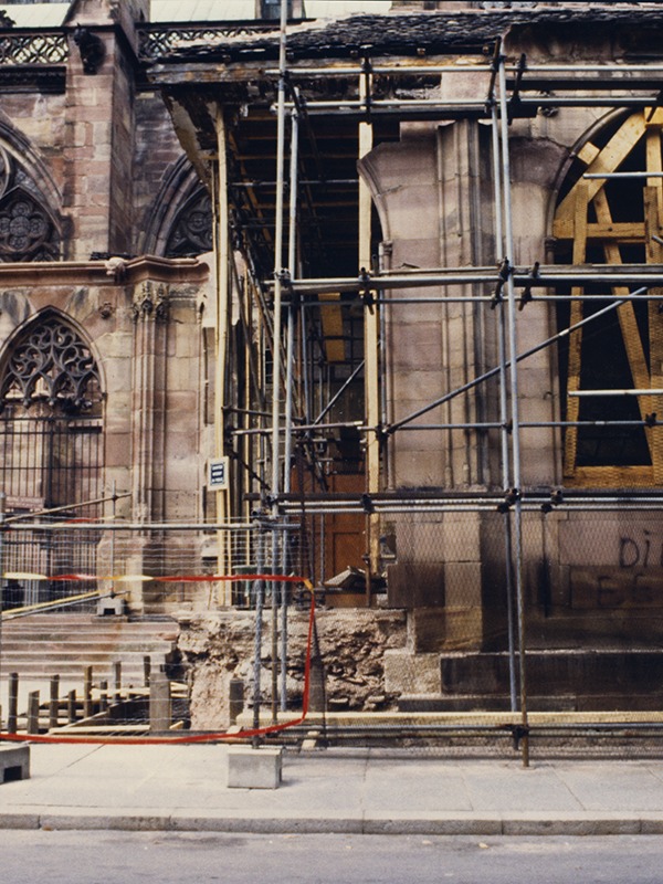 La chapelle Saint-Michel après la dépose du mur ouest, avec étaiement en bois d'une baie, 1983