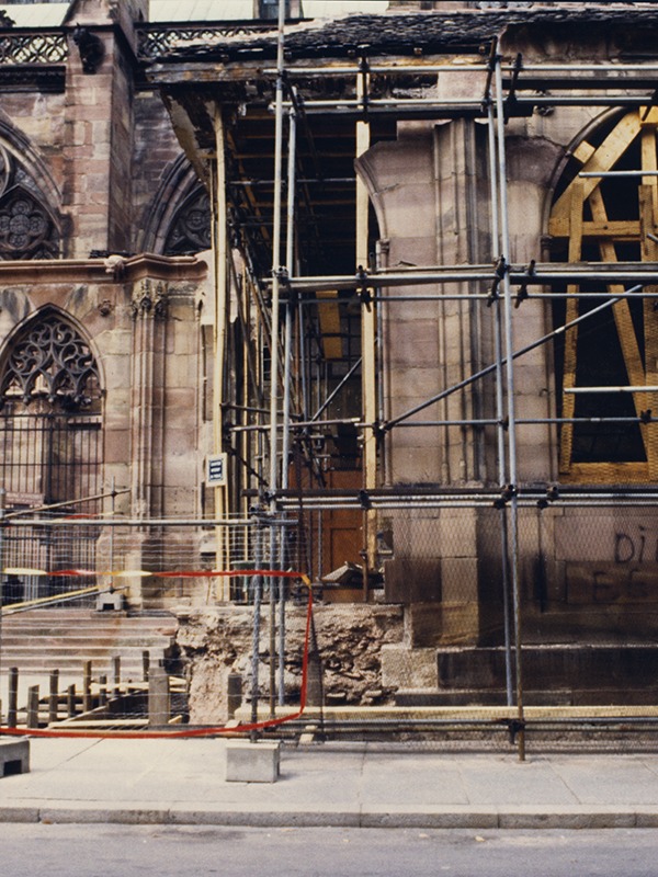 La chapelle Saint-Michel après la dépose du mur ouest, avec étaiement en bois d'une baie, crédit : F.OND, 1983