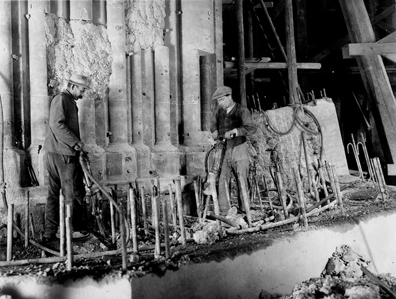 Armature en béton armé autour du pilier de la tour, au moment de sa destruction, crédit : F.OND, vers 1925