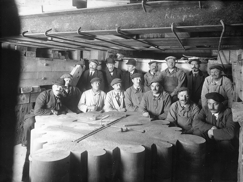 Artisans et responsables pendant les travaux de reconstruction du 1er pilier de la nef, vers 1925/26