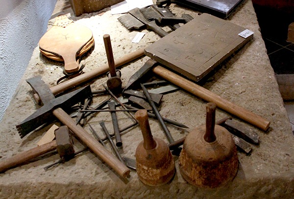 Outils traditionnels © Fondation de l'Œuvre Notre-Dame, 2013