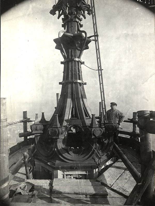 Partie sommitale de la flèche restaurée, crédit : F.OND, 1930