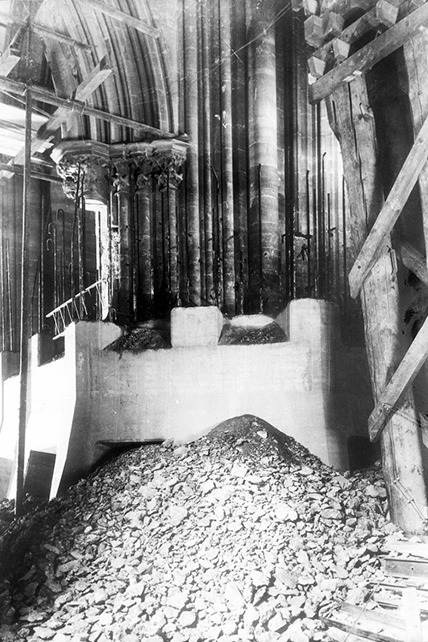 Démolition du corset en béton armé autour du grand pilier portant la tour à l’aide des marteaux piqueurs, 1926, crédit : F.OND