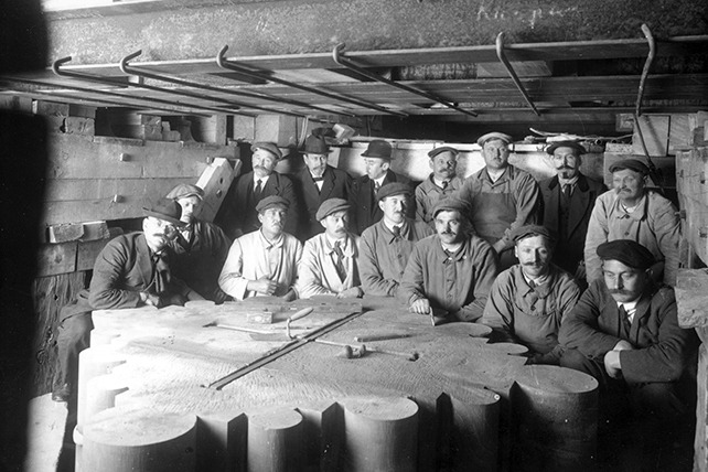 Photo de groupe, peu avant l’achèvement de reconstruction du premier pilier de la nef, 1926, crédit : F.OND