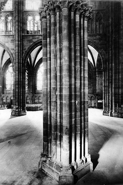 Le premier pilier de la nef du côté tour présentant des fissures, novembre 1906, crédit : F.OND