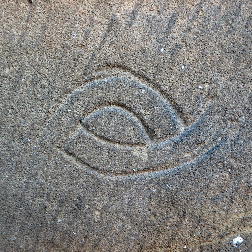 Marque lapidaire en forme d'oeil, bras sud du transept, crédit : F.OND