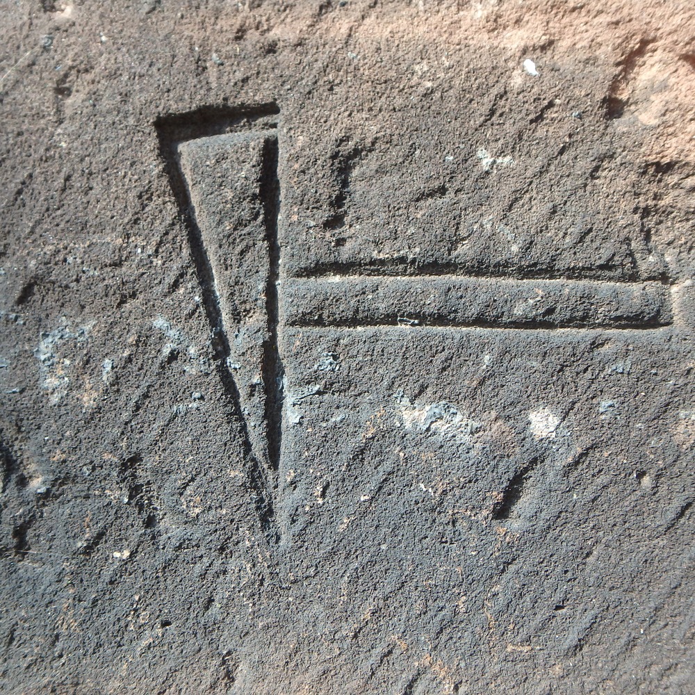 Marque lapidaire en forme d'outil, bas-côté sud, crédit : F.OND