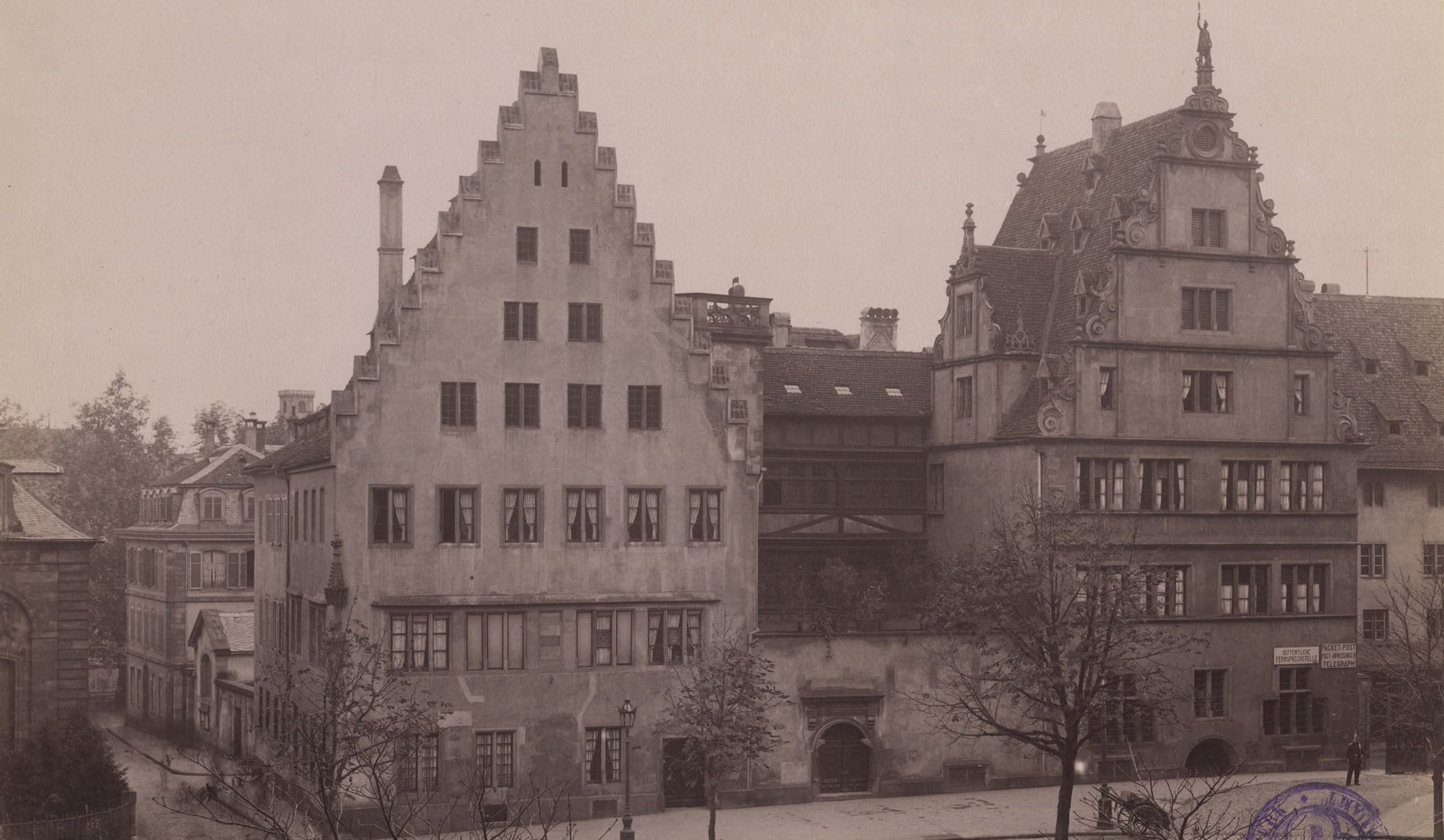 Image Façade de la Maison de l'Œuvre Notre-Dame depuis la place du Château.