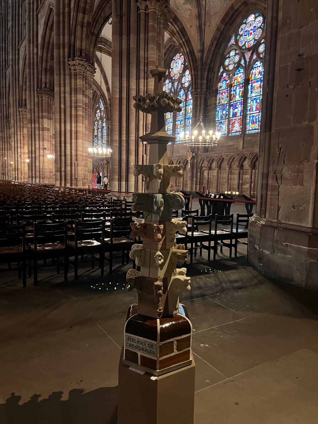 Pierre d'Europe : pinacle «décoratif» composé de 18 éléments réalisés dans différents matériaux par des ateliers de cathédrales européens, crédit : F.OND