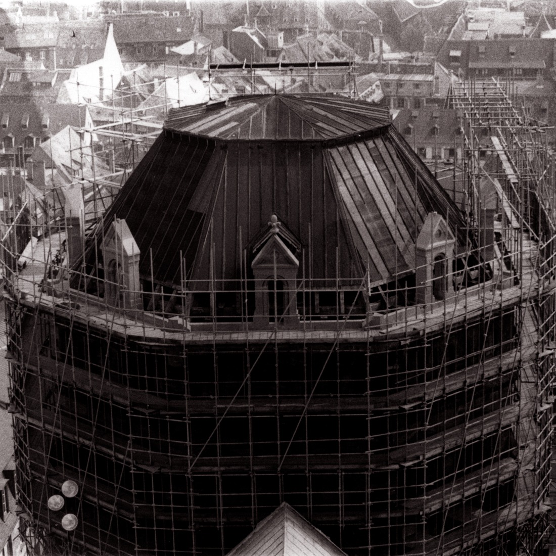 La tour de la croisée du transept échafaudée, crédit : F.OND, 1990