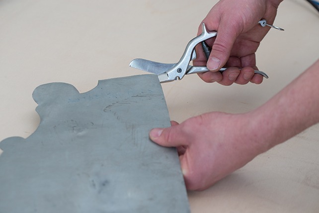 Cisaille - Outil d’acier en forme de gros ciseaux, servant à découper les gabarits réalisés en zinc, crédit : F.OND, photo : Jérôme Dorkel