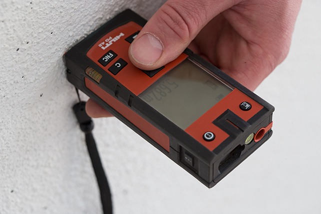 Distancemètre portatif - Appelé communément laser mètre, c'est un appareil de mesures permettant à une personne de déterminer les distances, les surfaces, les volumes, les périmètres