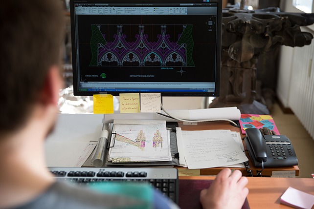 Ordinateur et logiciel de Conception Assistée par Ordinateur pour dessiner les fiches de taille