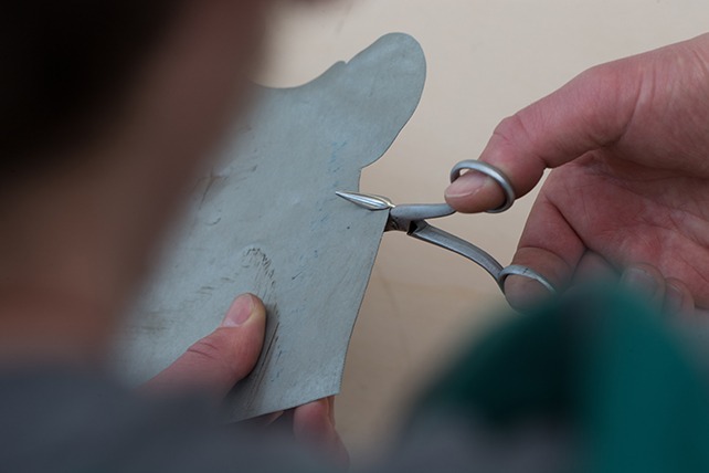 Petite cisaille - Outil d’acier en forme de gros ciseaux, servant à découper les gabarits réalisés en zinc, crédit : F.OND, photo : Jérôme Dorkel