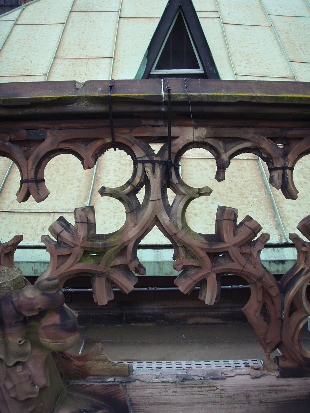 Réseau de balustrades avant restauration, crédit : F.OND