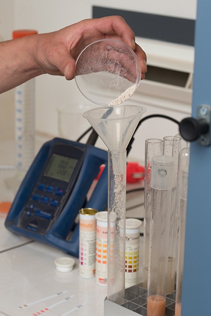3 : Transvasement dans un tube à essai. L'échantillon est transvaser dans un tube à essai, crédit : F.OND, photo : Jérôme Dorkel