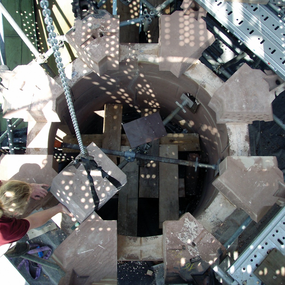 Pose de la tourelle octogonale, crédit : F.OND