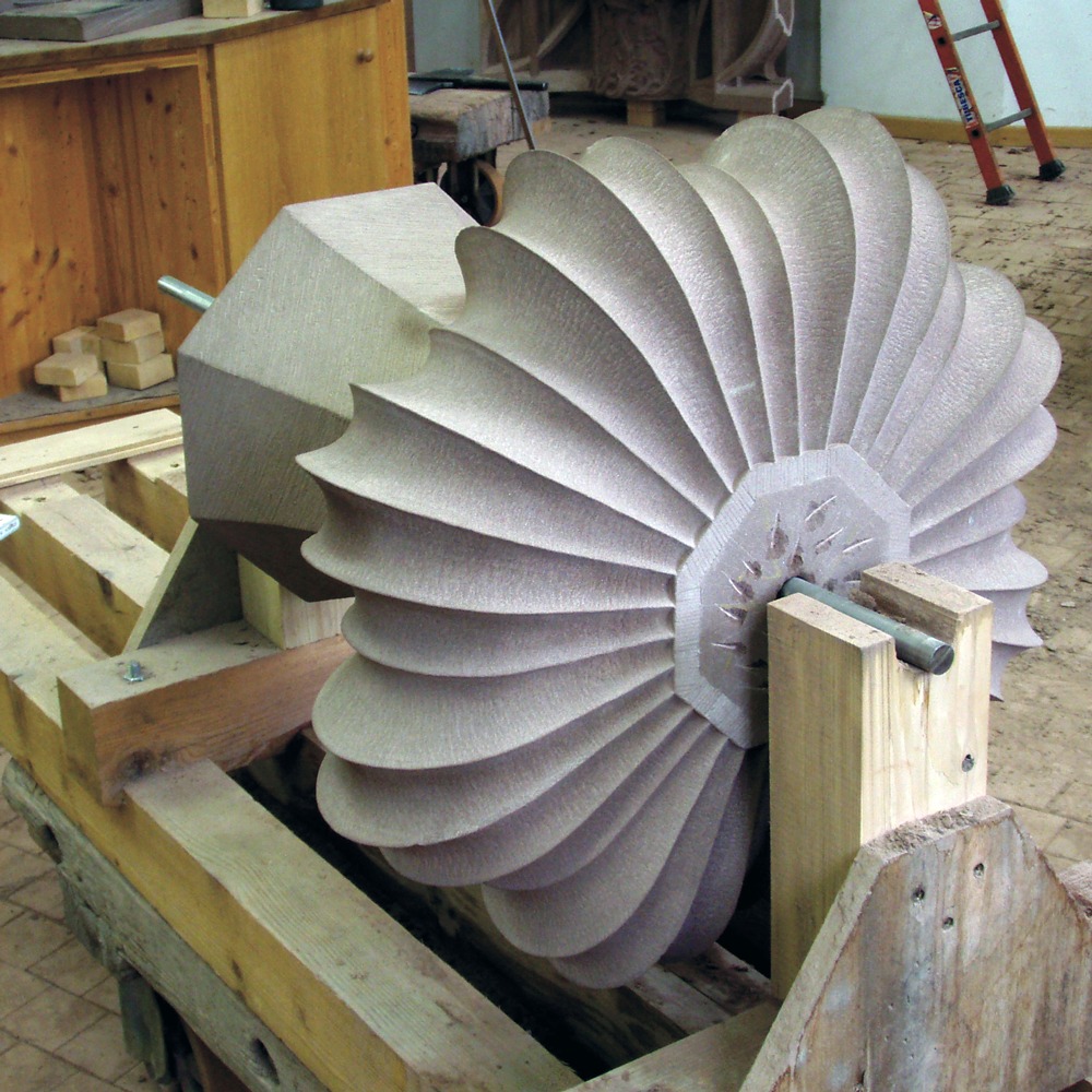 Fleuron du couronnement du clocheton de la tourelle octogonale en attente de pose à l'atelier