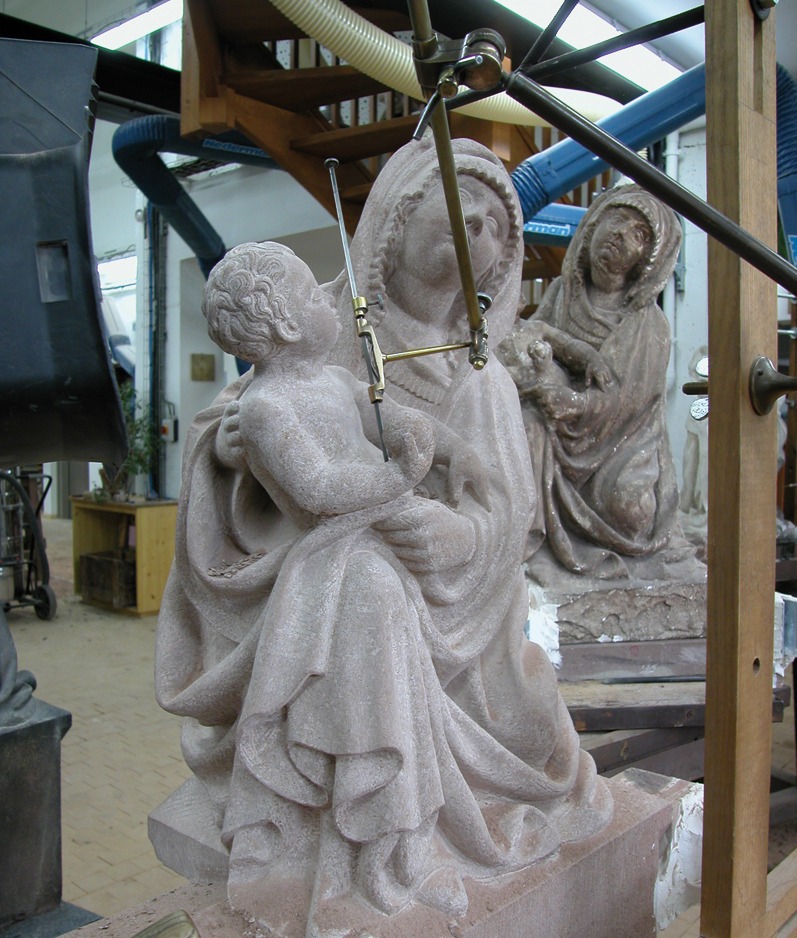 Sculpture en cours de la Vierge à l’Enfant avec le moulage plâtre référence pour la copie