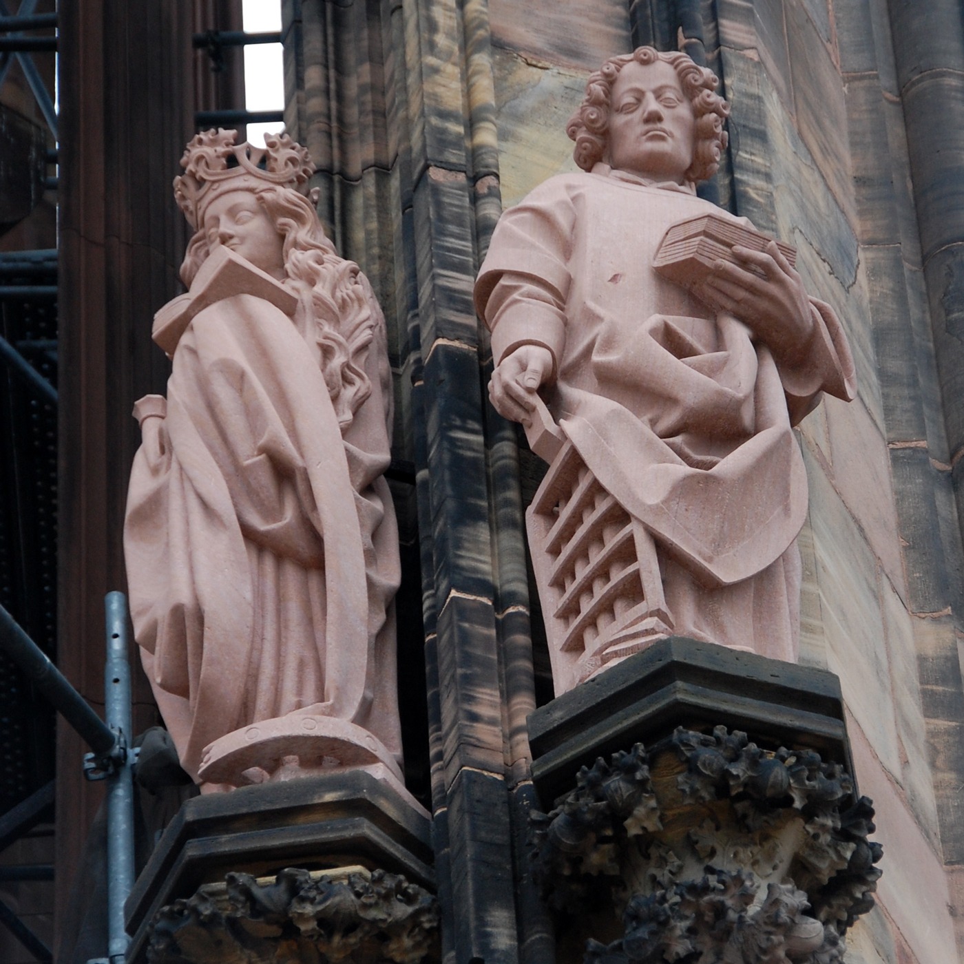 Copies des statues de sainte Catherine et de saint Laurent en place sur l'octogone de la haute tour