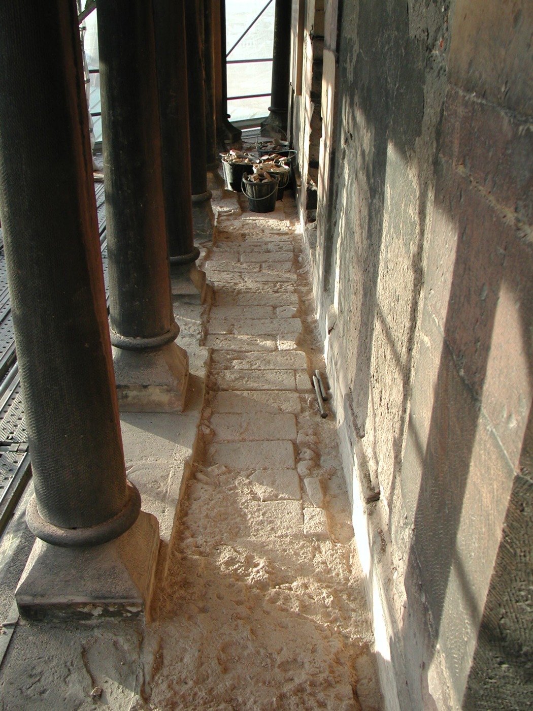 Dépose des dalles en grès avant mise en œuvre du béton romain, crédit : F.OND