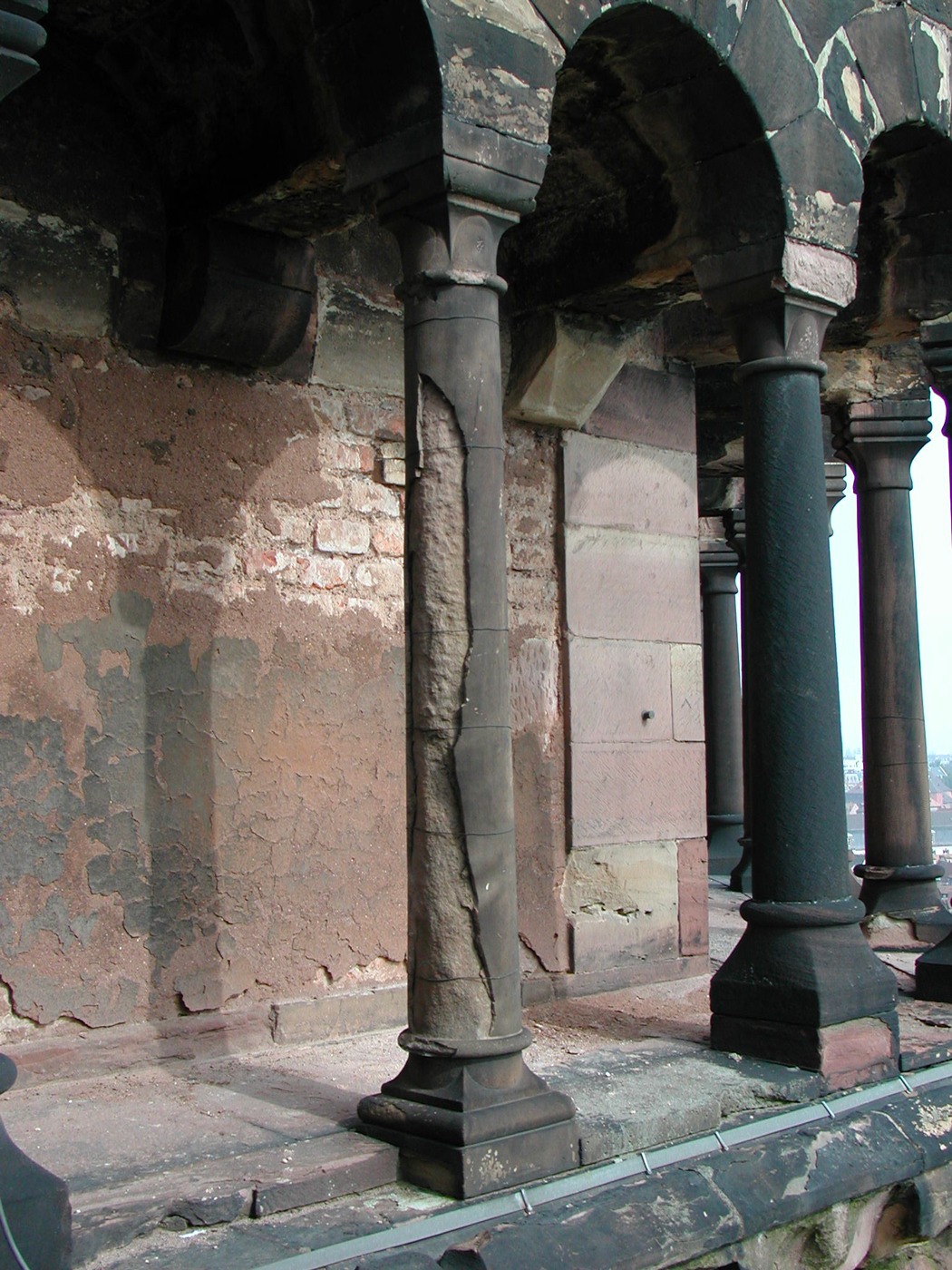 Colonnette très altérée avec perte de matière. 2nd plan : colonnette noircie artificiellement