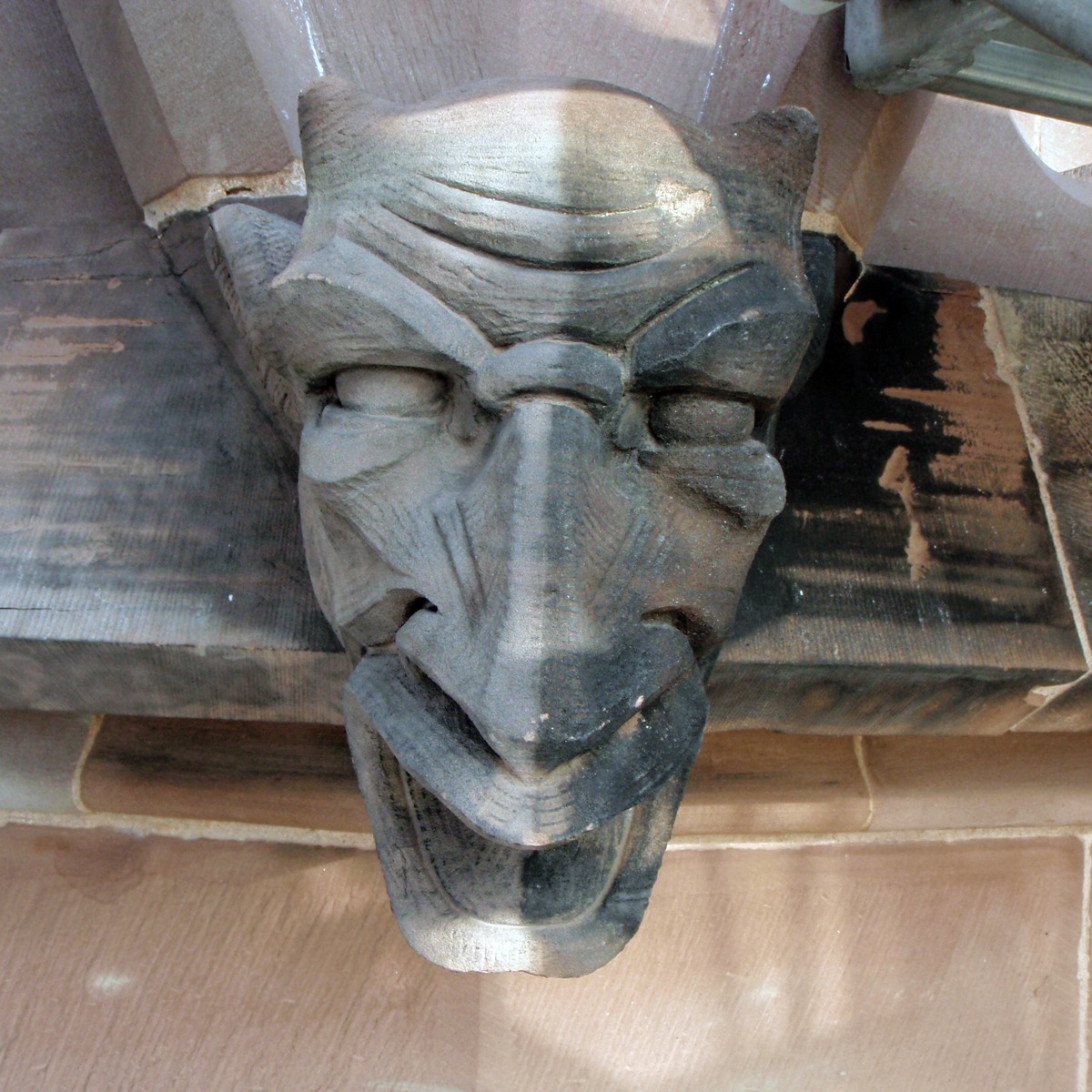 Avant et après nettoyage d'une des gargouilles de la tourelle octogonale, crédit : F.OND