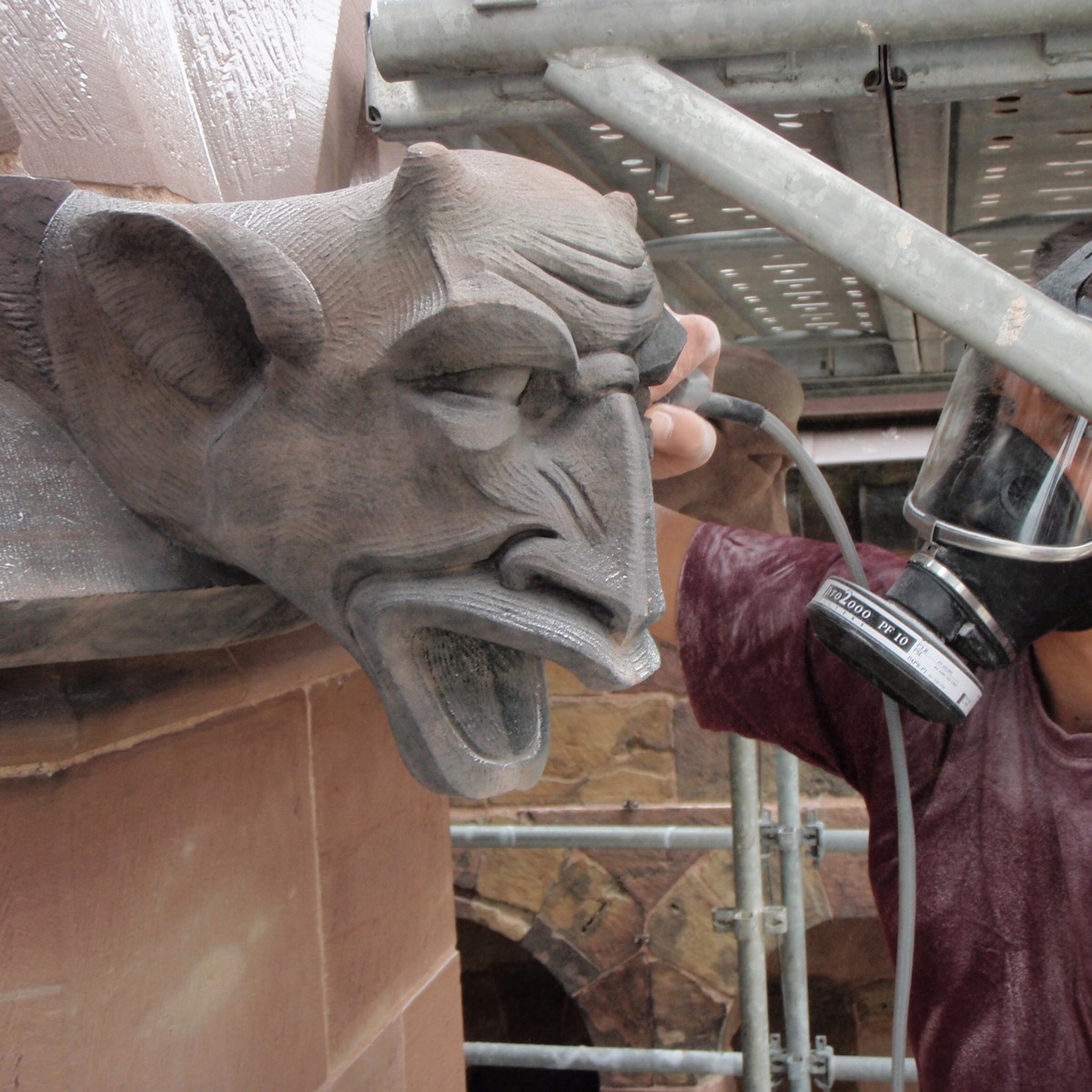 Nettoyage d'une des gargouilles de la tourelle octogonale, crédit : F.OND