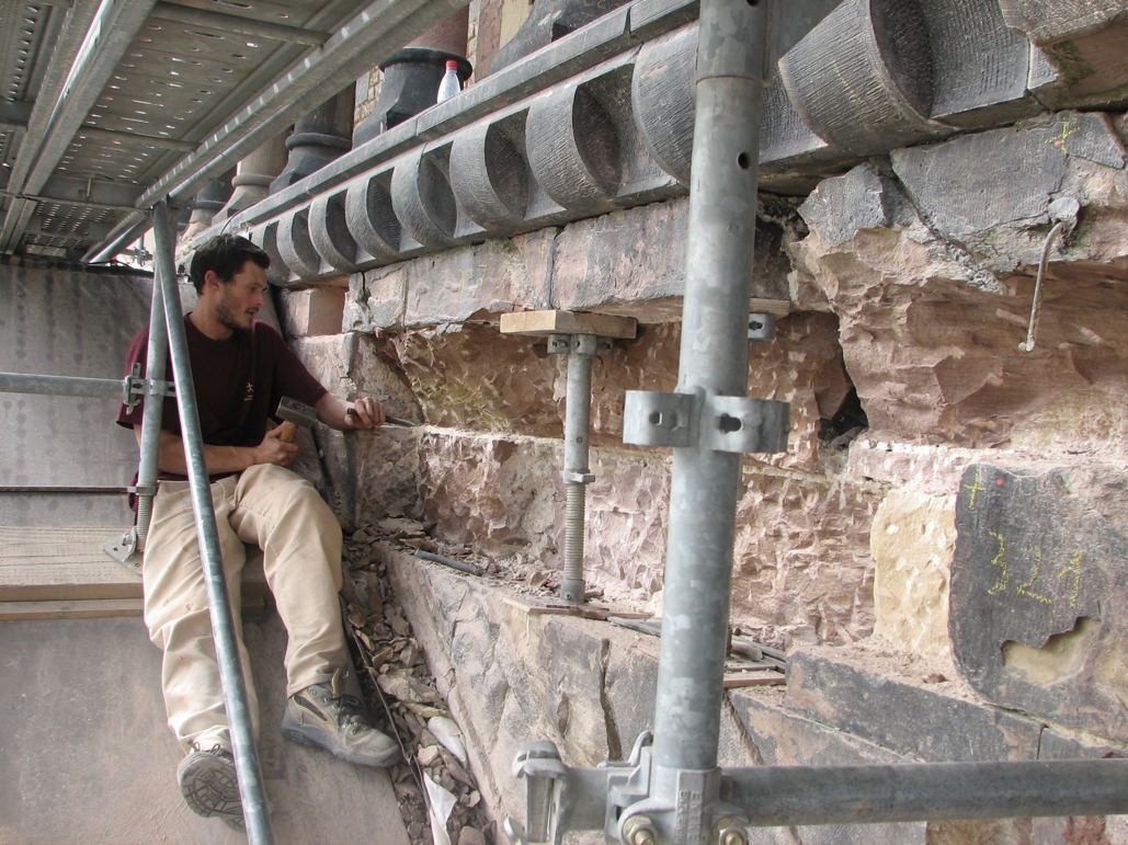 Refouille des pierres de parement, crédit : F.OND