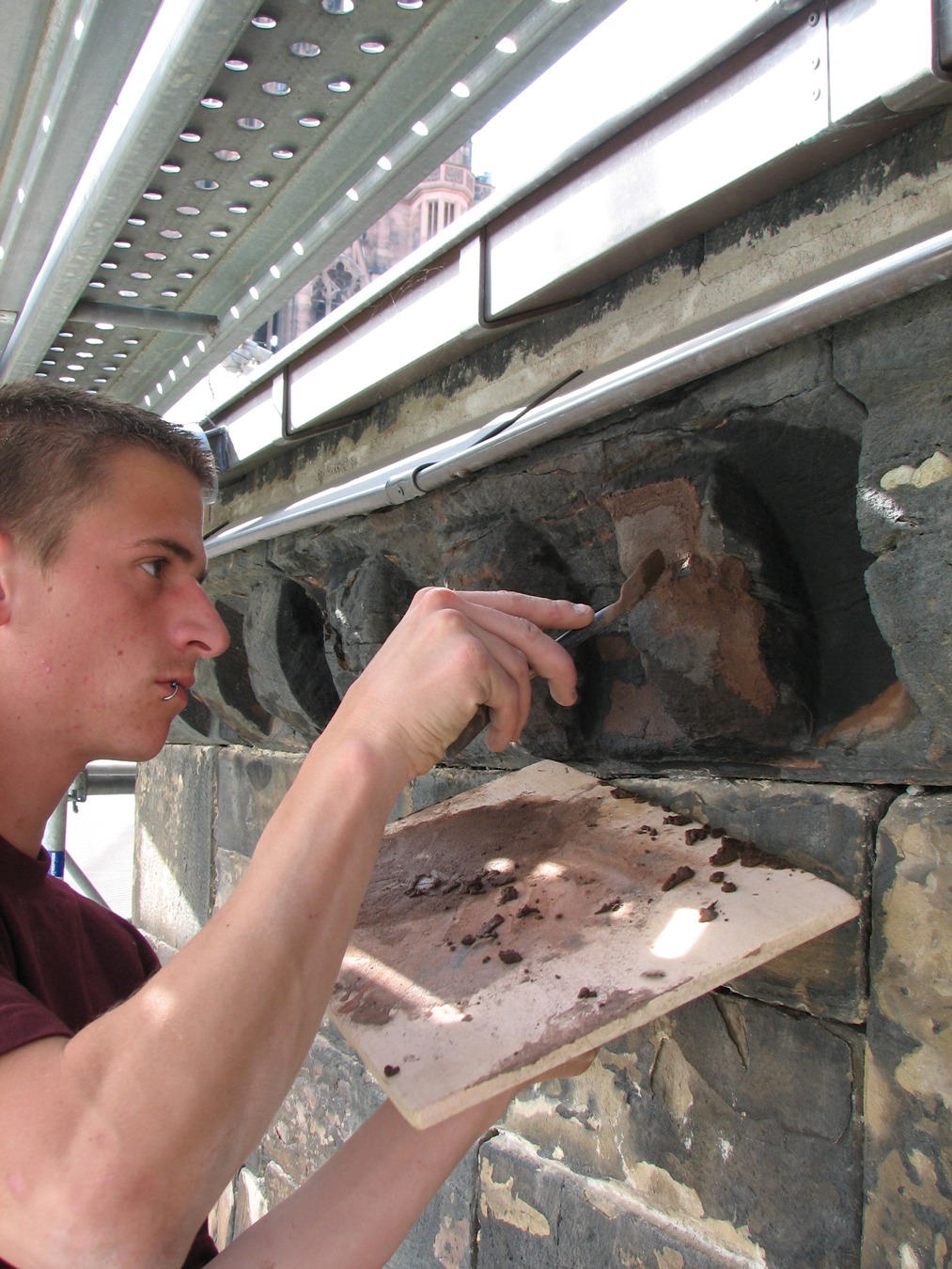 Mise en œuvre de solins sur un élément de la frise à billettes, crédit : F.OND