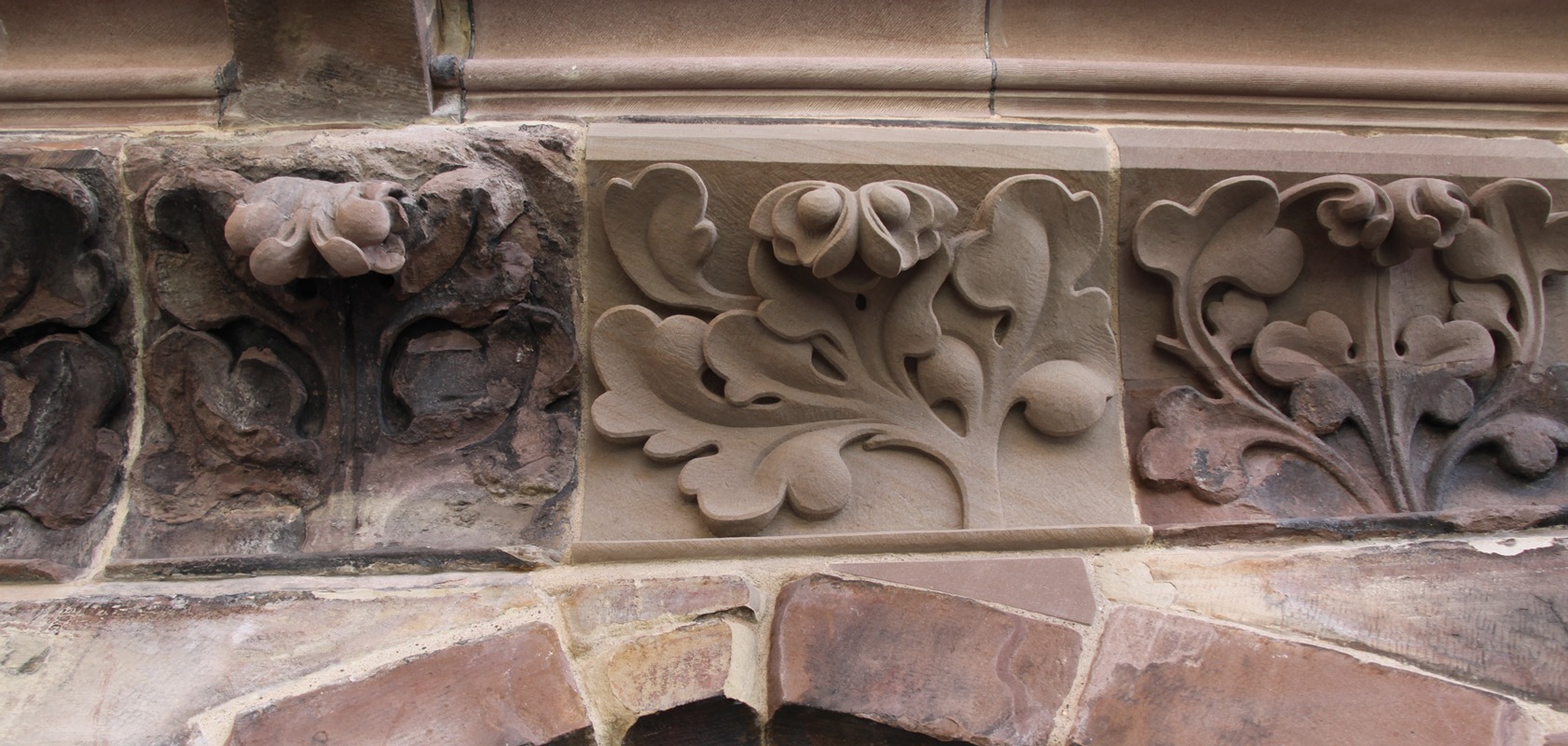 La frise gothique à feuillages a été traitée en conservation, hormis un élément et une autre 1/2 partie, crédit : F.OND