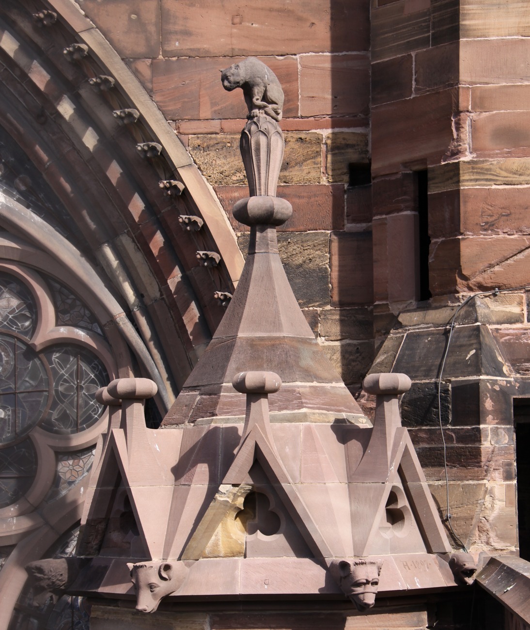 Tourelle heptagonale, les gargouilles sont restituées et le chat traité en conservation