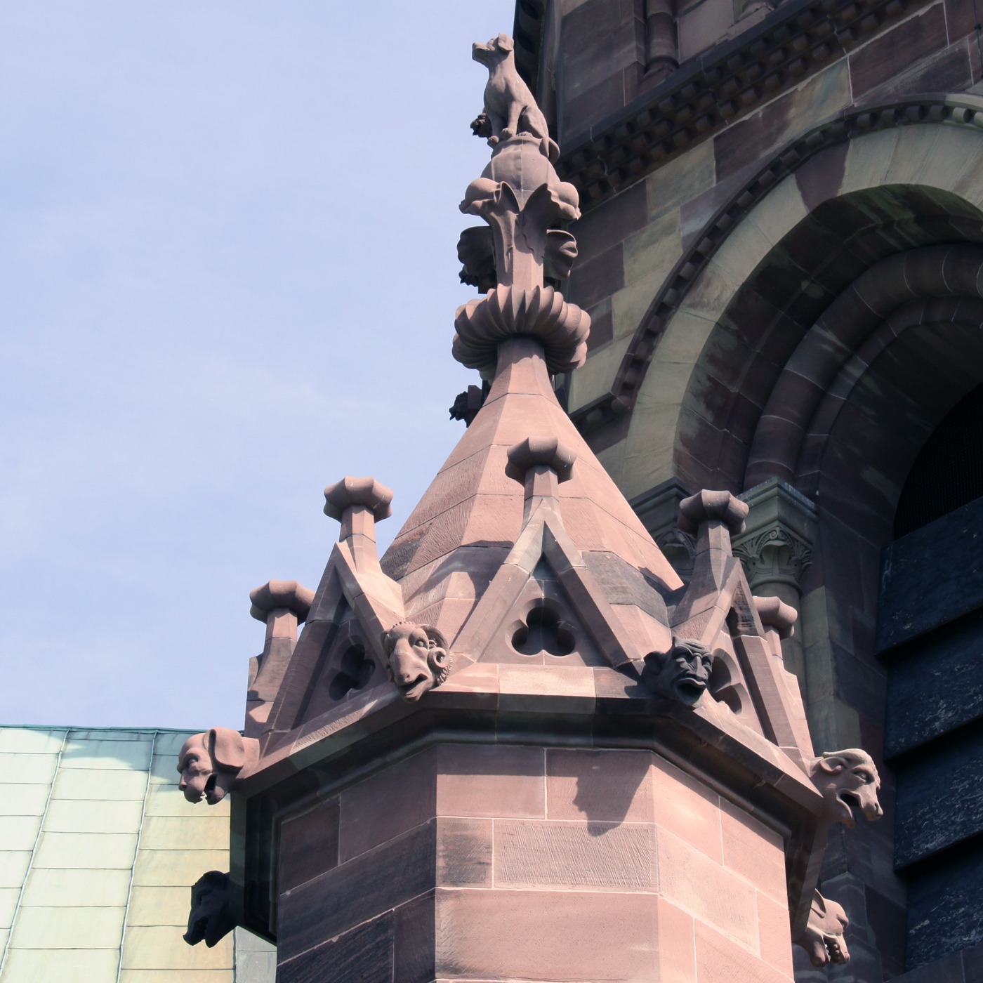 Tourelle octogonale, certaines gargouilles sont conservées, les autres et le chien sont restituées