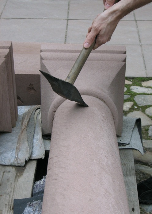 Colonnette après restauration, report du tâcheron d’origine : F.OND