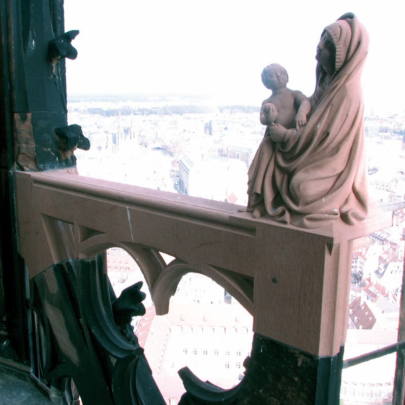 Copie de la Vierge à l’Enfant posée. Elle est monolithe avec la balustrade, crédit : F.OND
