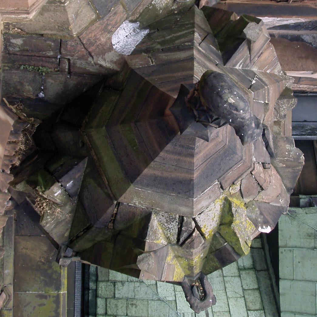 Tourelle heptagonale, avant conservation-restauration, de nombreuses gargouilles ont disparu