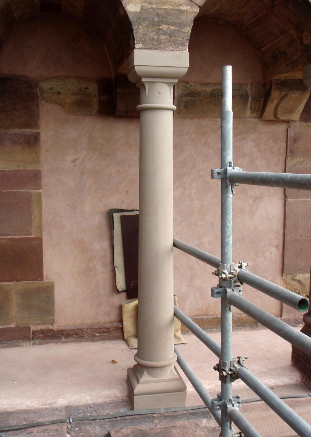 Colonnette après restauration, report du tâcheron d’origine, crédit : F.OND