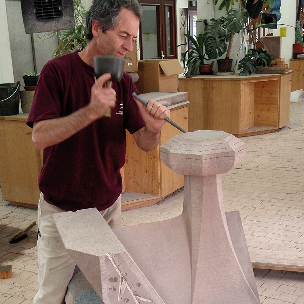 Taille en atelier d’un des boutons de la tourelle heptagonale, crédit : F.OND