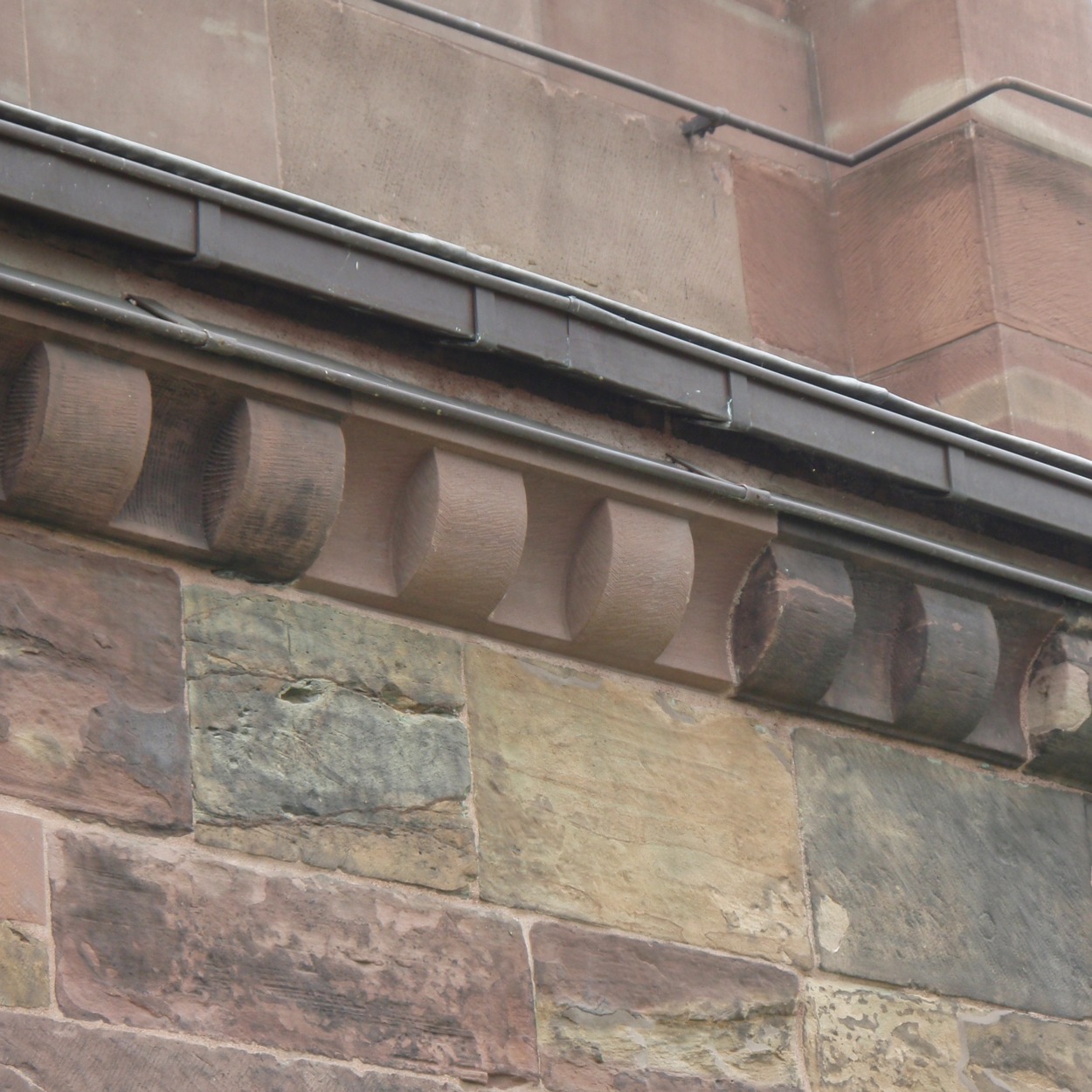 Frise à billettes traitée en conservation et en partie restaurée, crédit : F.OND