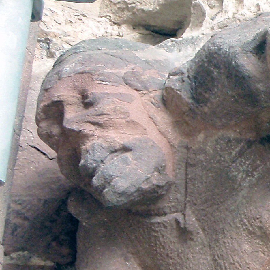 Détail de la pierre au personnages, après traitement en conservation, crédit : F.OND