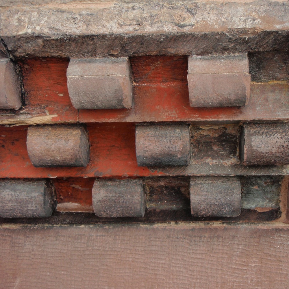 Polychromie sur la frise à billettes, crédit : F.OND