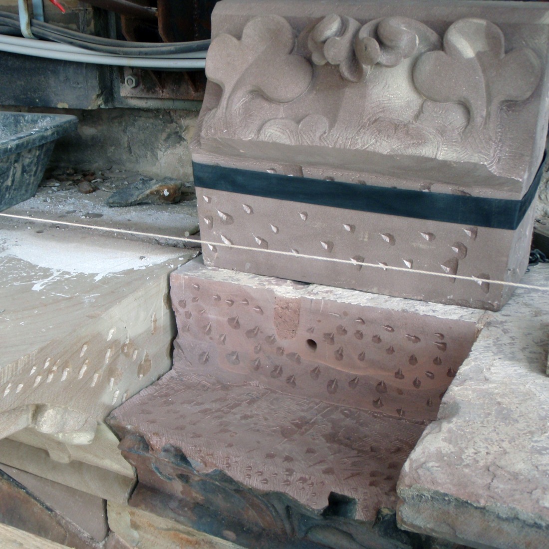 Élément de la frise gothique en attente de pose après refouille de l'élément d'origine altéré